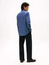 Camisa de manga larga Tommy Hilfiger con corte slim, confeccionada en algodón. Presenta un estampado de micro puntos en tonos azules y blancos, cuello clásico y cierre frontal con botones. Incluye el logo de la marca bordado en el pecho.