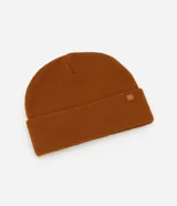 Gorro de punto tejido en color verde oliva, con diseño de borde plegado y una pequeña etiqueta rectangular aplicada en el frente.