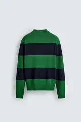 Jersey de punto de algodón con diseño de rayas horizontales anchas en color verde y azul marino. Presenta cuello redondo, manga larga y terminaciones en rib.