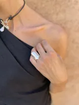 Anillo ancho de plata 925 con textura irregular y diseño abierto.