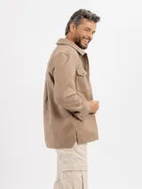 Sobrecamisa de paño color tostado, con cuello clásico, cierre frontal con botones y dos bolsillos frontales con solapa.