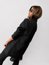 Blazer sastrero de corte clásico, con hombreras, bolsillos funcionales, botones frontales y forrería interna completa.