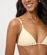 Top de bikini triangular de microfibra texturada con efecto acanalado, breteles finos regulables con cuentas decorativas y detalles con forma de concha.