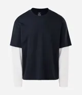 Remera de corte oversized con diseño de doble capa, que combina una remera negra de manga corta con mangas largas blancas integradas debajo. Confeccionada en algodón, presenta un estilo urbano y moderno.