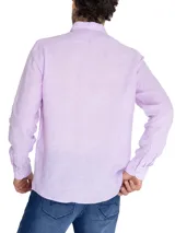 Camisa de manga larga de lino orgánico para hombre, de marca RKF, color rosado. Presenta un diseño clásico y limpio, sin bolsillo en el pecho, con cierre frontal de botones y sutil logo bordado al tono.