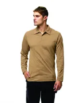 Remera polo de manga larga y color negro, confeccionada en 100% algodón, con cuello camisero y cartera de dos botones.