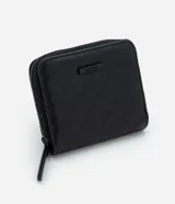 Billetera pequeña de poliuretano color negro, con cierre de cremallera y textura geométrica triangular. Incluye placa metálica con el logo de la marca en el frente.