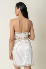 Vestido corto strapless blanco con bordados y apliques de piedras blancas, plateadas y color nude. Corte ajustado con falda recta. Ideal para civil o fiesta.