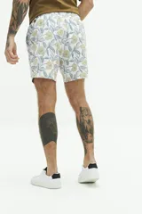 Short de baño con estampado floral en tonos azules, cintura elástica con cordón ajustable, bolsillos laterales y bolsillo trasero.