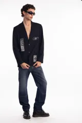 Blazer negro con parches y estampado en serigrafía.