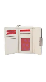 Billetera mediana de diseño bicolor, combinando una solapa en tono dorado metalizado con cuerpo en color negro. Presenta cierre perimetral, correa de muñeca extraíble con detalle de borla y placa metálica con logo de la marca en el frente.