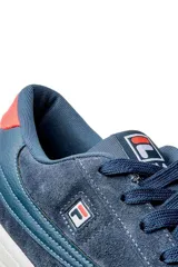 Championes deportivos Fila Tennis 88 Sport, color azul marino de gamuza con suela de goma blanca, detalles en rojo en el talón y el logo característico de la marca en el lateral.
