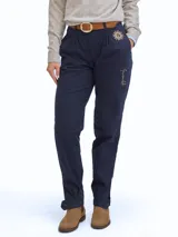 Bombacha de campo de gabardina en color azul marino, con diseño de pinzas en la cintura. Presenta un bordado de un sol en la parte superior y la palabra 'Invencible' bordada en el lateral de la pierna. Incluye puños ajustables con botones en el ruedo.