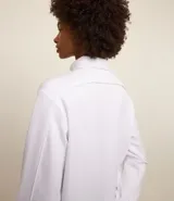 Campera deportiva negra confeccionada en microfibra pesada, con cuello alto doblado, cremallera delantera con cordón en el tirador y puños ajustados.