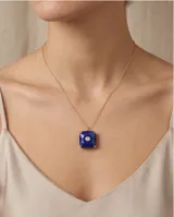 Collar de acero con baño de oro y dije cuadrado de piedra lapislázuli natural con circonia central.
