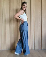 Pantalón de denim azul, de corte recto y tiro alto, con cintura elástica y cordón ajustable. Tiene bolsillos laterales.