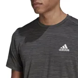 Remera deportiva Adidas de hombre, color gris jaspeado, con logo blanco en el pecho. Confeccionada con tejido transpirable Aeroready y diseño FreeLift.