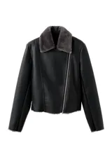 Chaqueta estilo aviador de color negro con interior de piel sintética gris oscuro, cierre frontal cruzado con cremallera y solapas grandes.