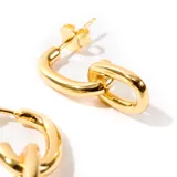 Aros dorados con forma de eslabones de cadena.