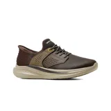 Championes urbanos Skechers modelo Slade Macklin, color marrón oscuro con detalles en tonos tierra. Diseño con tecnología Slip-ins para calce fácil, parte superior combinada de cuero, malla y material sintético, con cordones decorativos y suela amortiguada.