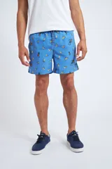 Short de baño con cintura elástica y cordón ajustable, confeccionado en tela ligera de secado rápido. Presenta un estampado botánico integral en tonos amarillos, blancos y azules, con dos bolsillos delanteros y uno posterior.