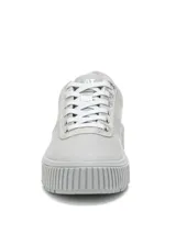 Sneaker Cat modelo Amp Canvas, color gris, con plataforma de 5 cm y suela de goma con tracción. Presenta capellada de canvas con detalles en material sintético metalizado en la zona de los cordones y logo de la marca grabado en el lateral.