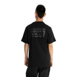 Remera negra de corte recto con estampado en la espalda con el logo de Converse Cons en color negro.