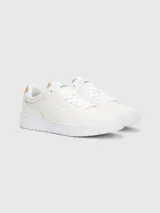 Zapatillas de corte bajo estilo baloncesto con suela cupsole, confeccionadas en una mezcla de cuero y materiales sintéticos. Presentan detalles de ventilación en la puntera, cordones al tono y el logo de la marca en el lateral y la lengüeta.