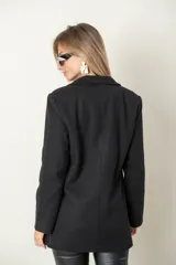 Blazer color camel de paño, corte recto, con solapas y cierre frontal con un botón.