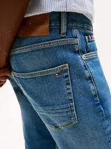 Pantalón de jean Tommy Hilfiger modelo Denton, de corte recto y color azul con efecto lavado. Presenta diseño clásico de cinco bolsillos, cierre de botón con cremallera y costuras reforzadas.