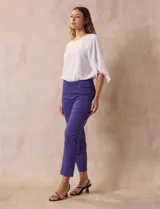 Pantalón verde esmeralda de gabardina elastizada, marca Zac & Rachel, de corte recto con pretina ancha pespunteada y largo al tobillo. Presenta bolsillos simulados.