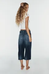 Bermuda de jean tiro medio, corte baggy y diseño holgado con detalle de rotos y cinco bolsillos.