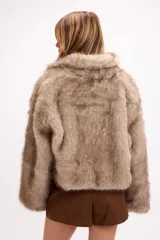 Campera crop de pelo sintético color caramelo, con cierre frontal y diseño de volumen protagonista.