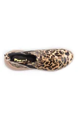 Zapato deportivo sin cordones con estampado de leopardo y elásticos laterales.