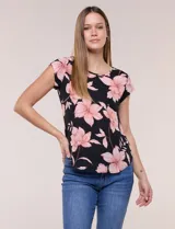 Blusa de gasa ligera con diseño geométrico en tonos oscuros, escote redondo, mangas cortas y bolsillo frontal aplicado. Presenta un ruedo redondeado y silueta relajada.