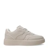 Championes urbanos de plataforma color beige, con diseño de paneles superpuestos y cierre mediante cordones al tono.