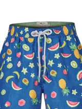 Short de baño azul con estampado tropical de frutas, cintura elástica con cordón ajustable gris y bolsillos laterales.