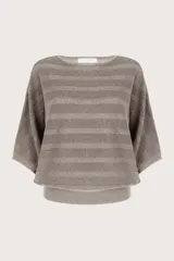 Suéter de punto con acabado metalizado, diseño de rayas horizontales, cuello bote y mangas estilo murciélago con puños ajustados.