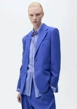 Blazer estructurado de corte recto en color azul vibrante, con cuello de solapa, cierre frontal de dos botones, bolsillos laterales con solapa y bolsillo de ribete en el pecho.