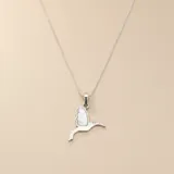 Collar de plata 925 con dije en forma de picaflor, que presenta un ala incrustada en nácar y un pequeño detalle de piedra brillante en el ojo.