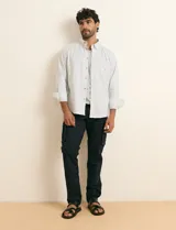 Pantalón cargo azul marino con bolsillos laterales con fuelle, bolsillos delanteros inclinados y bolsillos traseros de doble ribete.