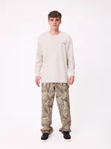 Remera de manga larga color negro con estampado gráfico blanco en la espalda, perteneciente a la marca Rusty.