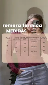 Remera de manga larga con cuello bote, confeccionada en tejido jersey térmico con textura jaspeada.