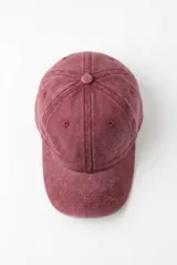 Gorra de algodón con efecto gastado, diseño de seis paneles y visera curva.