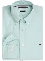 Camisa celeste de algodón Oxford con cuello abotonado, mangas largas y logo de Tommy Hilfiger bordado en el pecho.