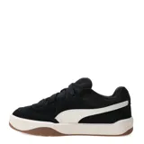 Championes urbanos Puma modelo Park Life Style SK8, de corte bajo, color negro con detalles en blanco y suela de goma color crema. Confeccionados en material sintético con cierre de cordones.