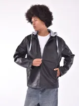 Campera negra de cuero sintético con capucha gris de algodón y cierre frontal.