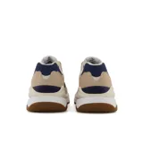 Championes urbanos New Balance modelo 57/40, con diseño híbrido en tonos beige, azul marino y blanco. Presentan una silueta aerodinámica con entresuela de diseño ondulado, combinando gamuza y malla en su confección.