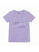 Remera de cuello en V color violeta, con estampado gráfico de la marca Caterpillar en el centro del pecho y etiqueta pequeña en el dobladillo inferior.