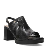 Sandalias de cuero negro con diseño calado en la capellada, taco cuadrado y plataforma. Cuenta con pulsera trasera ajustable con hebilla metálica.